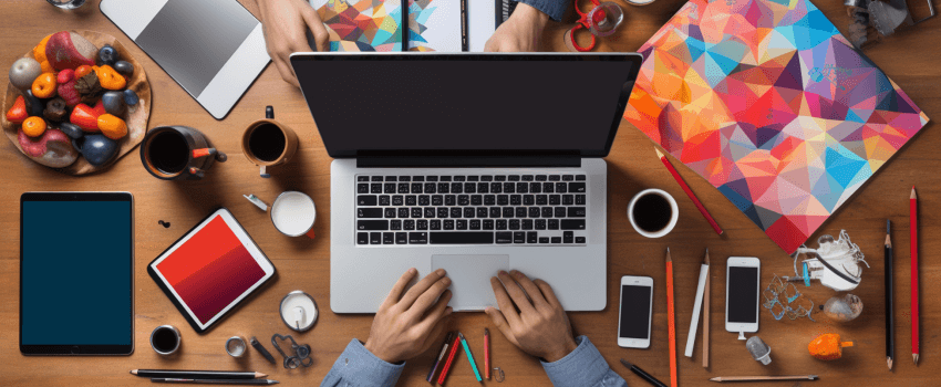 Graphiste vue de dessus avec une tablette