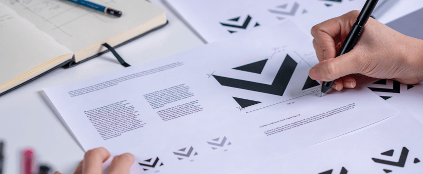 Graphiste dessin croquis création de logo Le concept d'une nouvelle marque Profession créative professionnelle avec idée