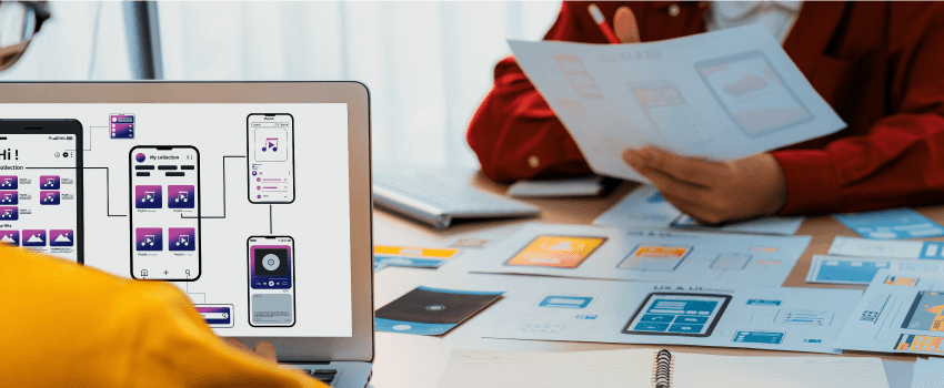 Équipe de démarrage remue-méninges dans la salle de réunion à l'aide d'un tableau noir